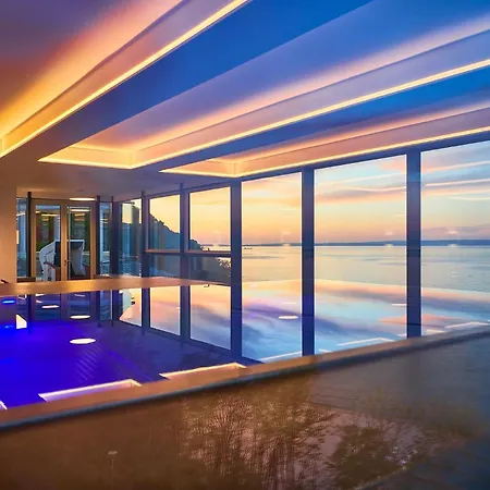 First Lands End Apartment *